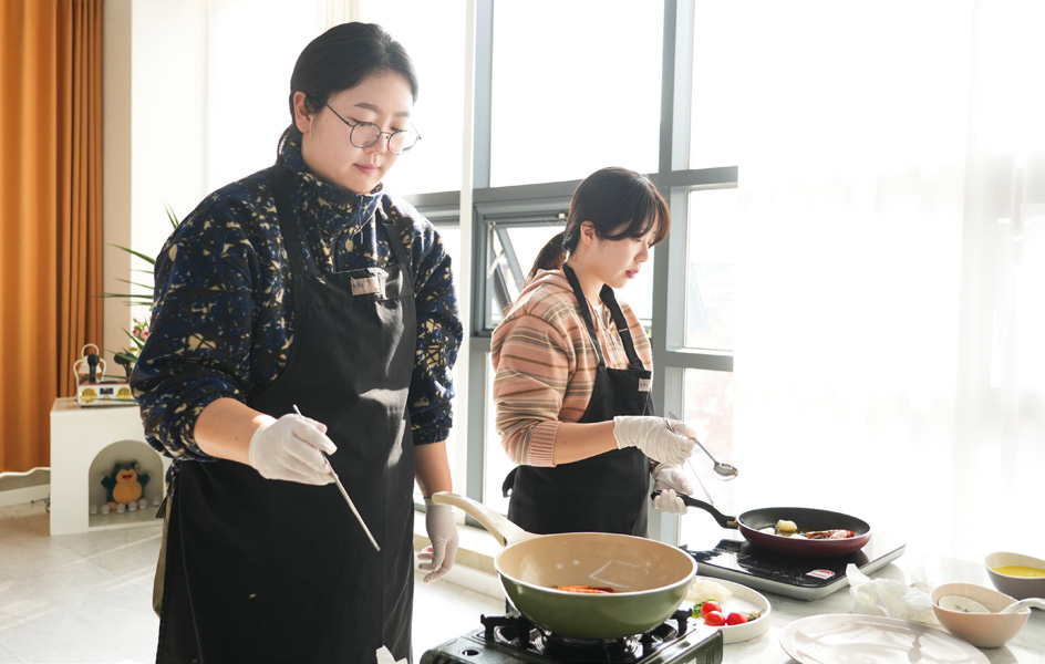 재료들을 차근히 굽는 이승현 인턴과 안지아 대리