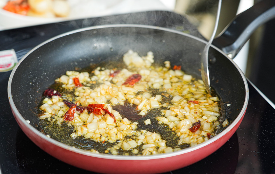  해산물의 육즙과 오일, 채소가 어우러진 먹음직스러운 향
