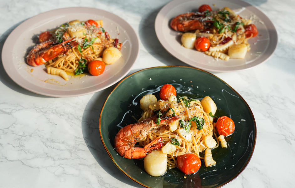 먹음직스러운 냄새를 풍기며 완성된 해산물 오일 파스타