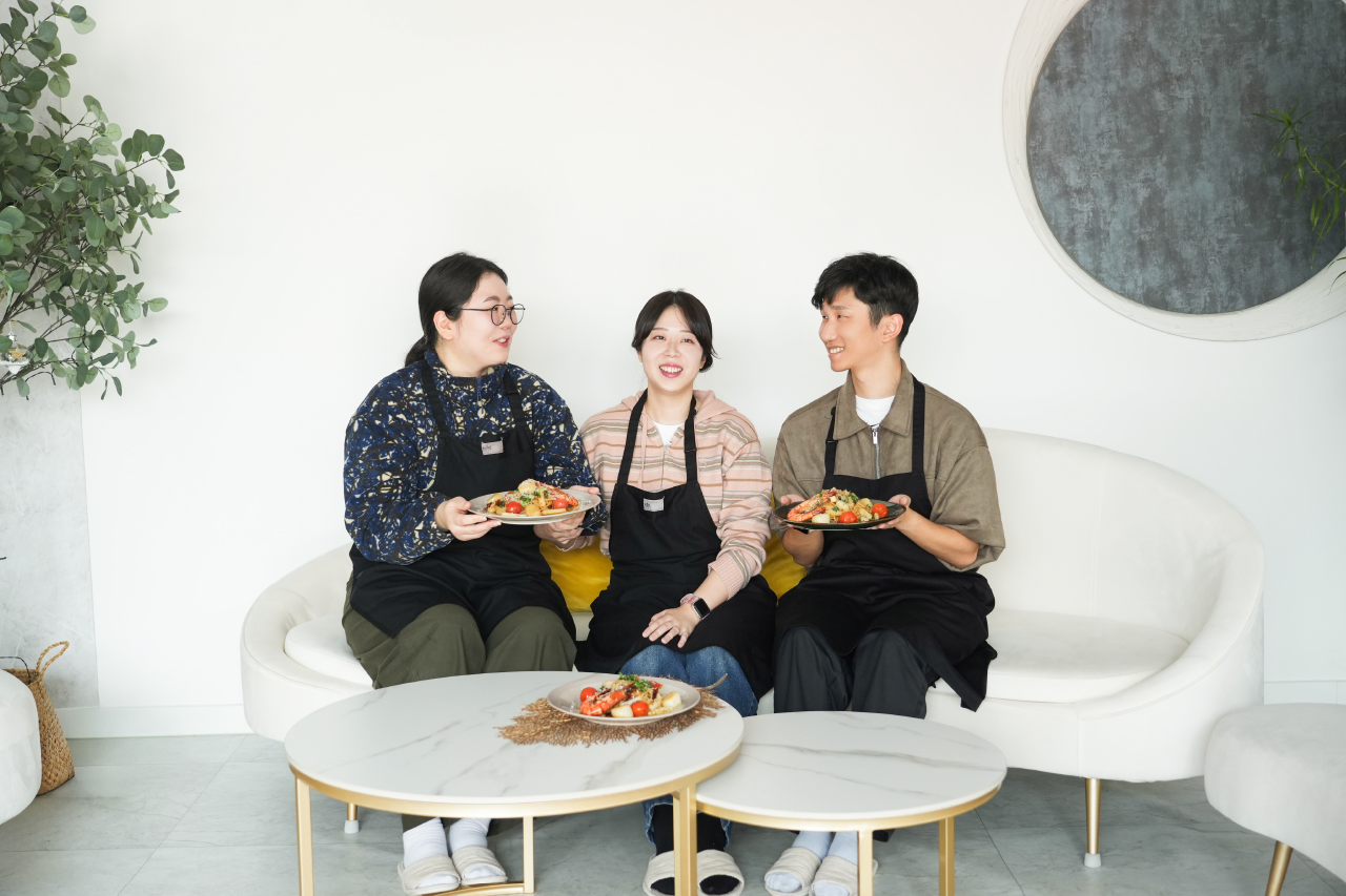 (왼쪽부터) 이승현 인턴, 유승철 주임, 안지아 대리