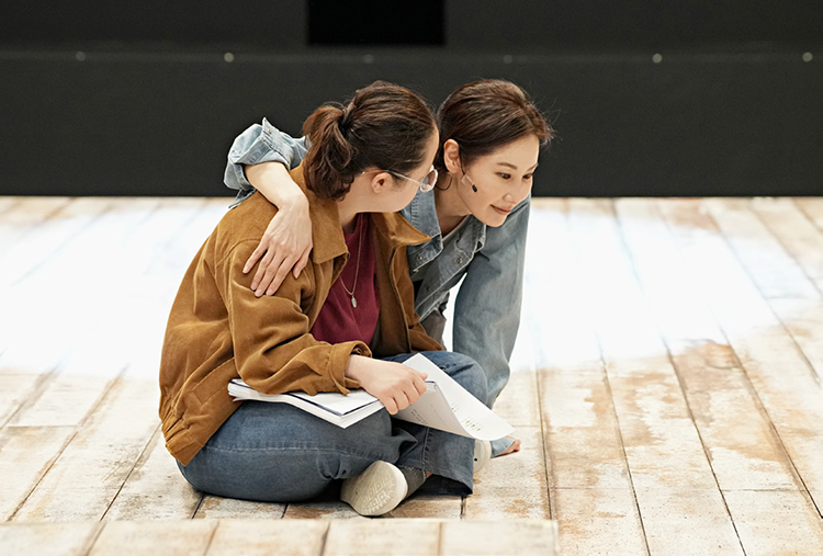 백지윤 배우가 무대에서 연기를 펼치고 있다 ((재)한국장애인문화예술원 제공 / ⓒ스튜디오 야긴)