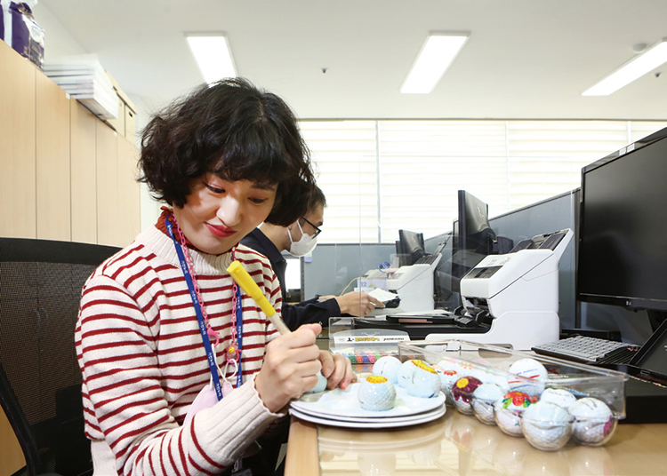 로스트볼에 그림을 그리는 강하경 사원