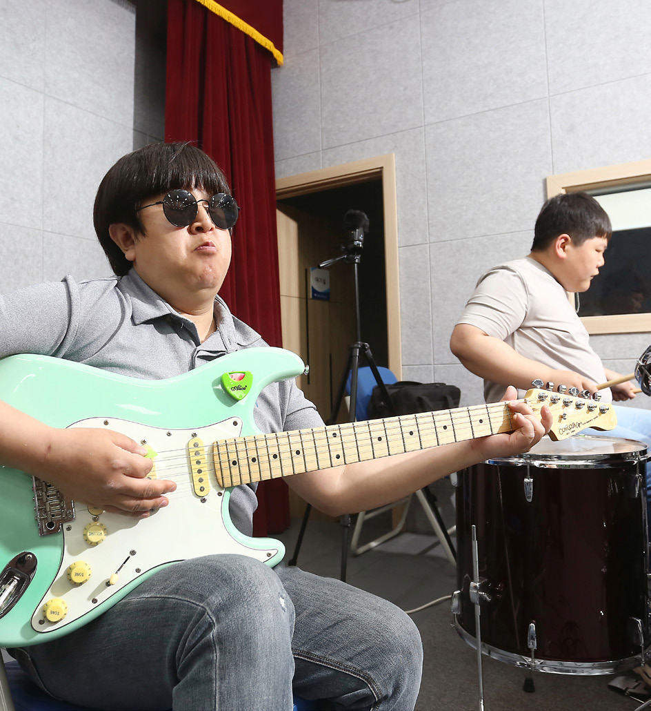 김훈찬 기타리스트의 연주가 더해지며 절정으로 향하는 리허설 무대