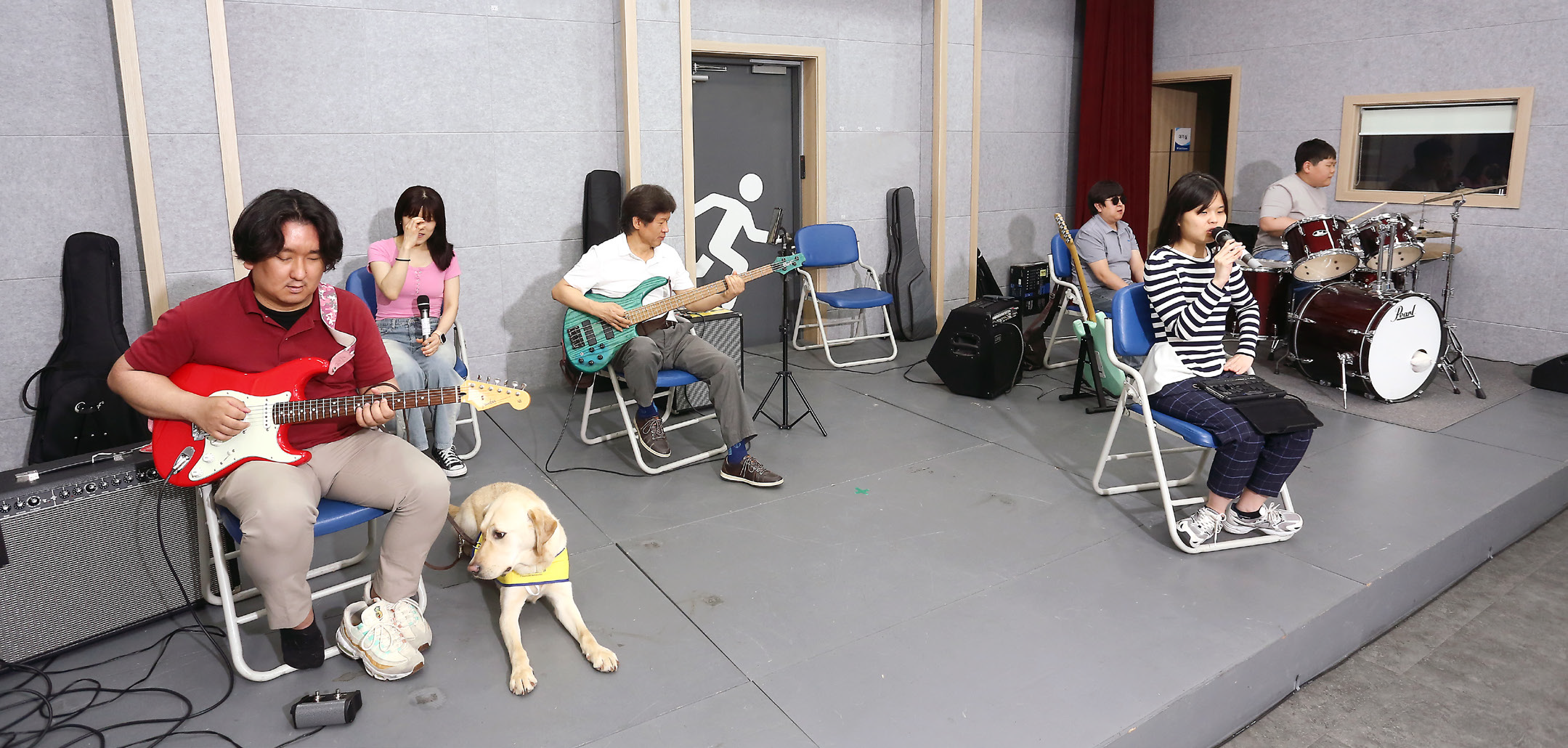 (왼쪽부터) 조재헌 기타리스트, 전서하 보컬리스트, 최연식 베이시스트,  김훈찬 기타리스트, 구예은 보컬리스트, 안상진 드러머