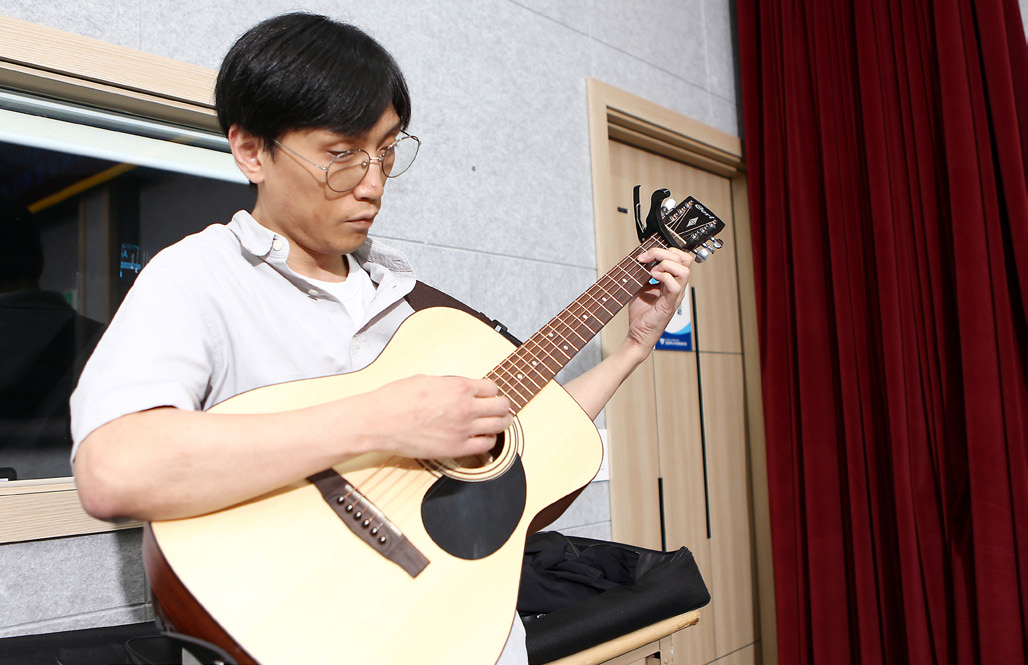 멤버는 아니지만 제2의 멤버나 마찬가지인 박정훈 회원의 통기타 연주