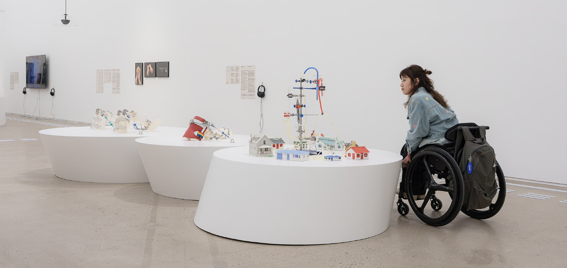 《기울인 몸들》을 관람하는 휠체어 이용자의 모습