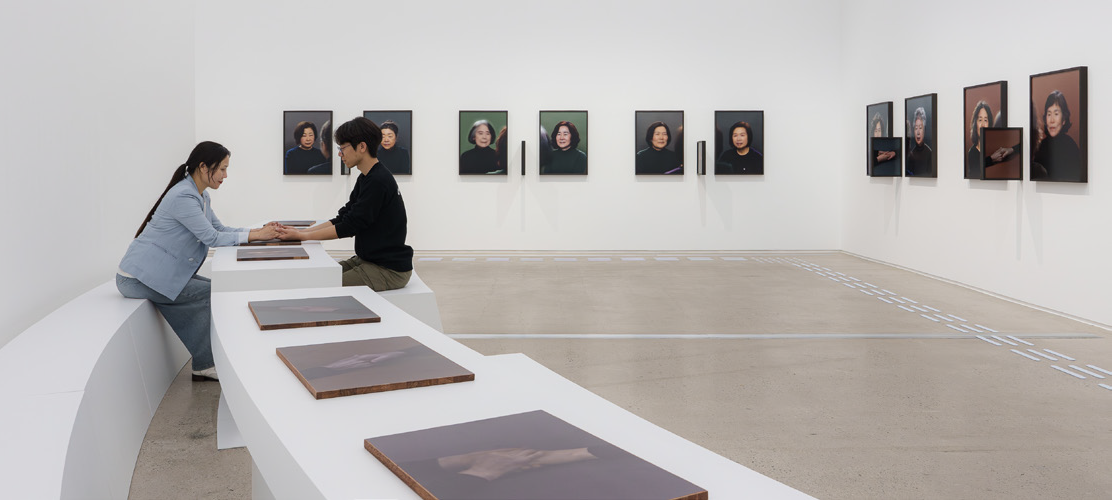 촉각을 통해 《기울인 몸들》을 감상하는 관람객의 모습