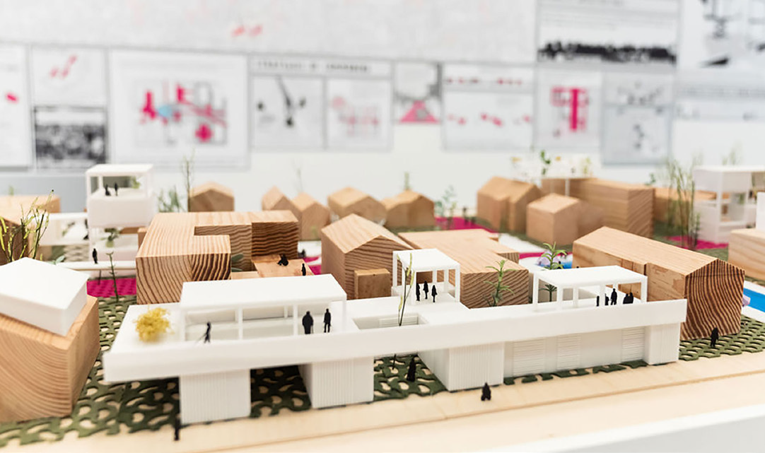 건물 모형으로 구성된 데이비드 기슨의 《블록 파티》(2022)의 일부