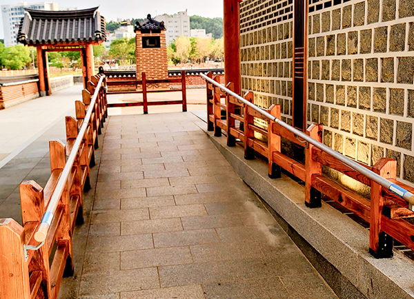 아름답고 튼튼한 연화정도서관의 경사로