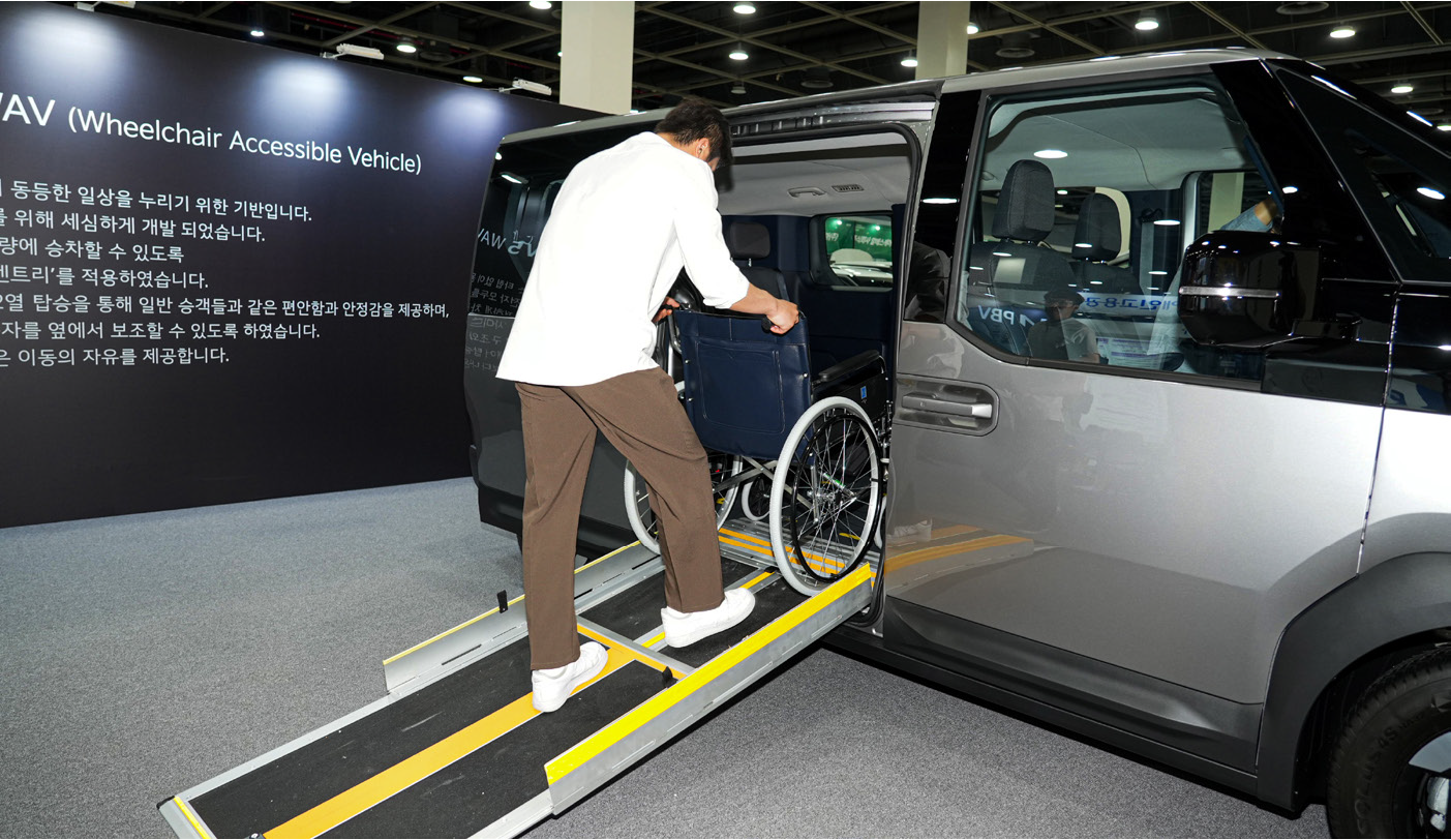 기아의 휠체어 탑승 차량 ‘PV5 WAV’