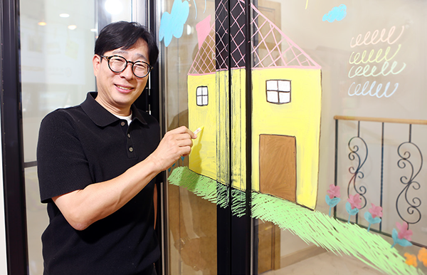 유리에도 부드럽게 그려지는 원더초크를 시연하는 신형석 대표