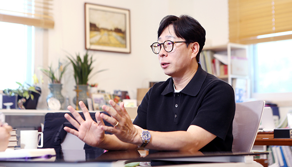 세종몰에 대해 설명하고 있는 신형석 대표