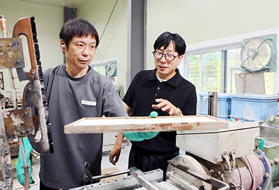30년 경력의 분필 장인과 함께 분필 하나하나 휘어진 부분이 없는지 확인하는 신형석 대표