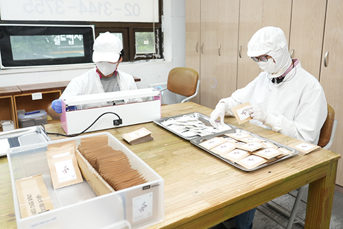 실링에 집중하고 있는 최현호 직원와 포장용기에 담고 있는 오성민 직원