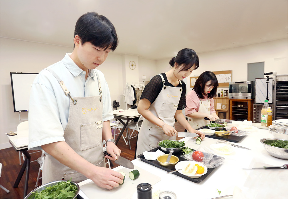 오이를 써는 모습도 제각각인 세 사람