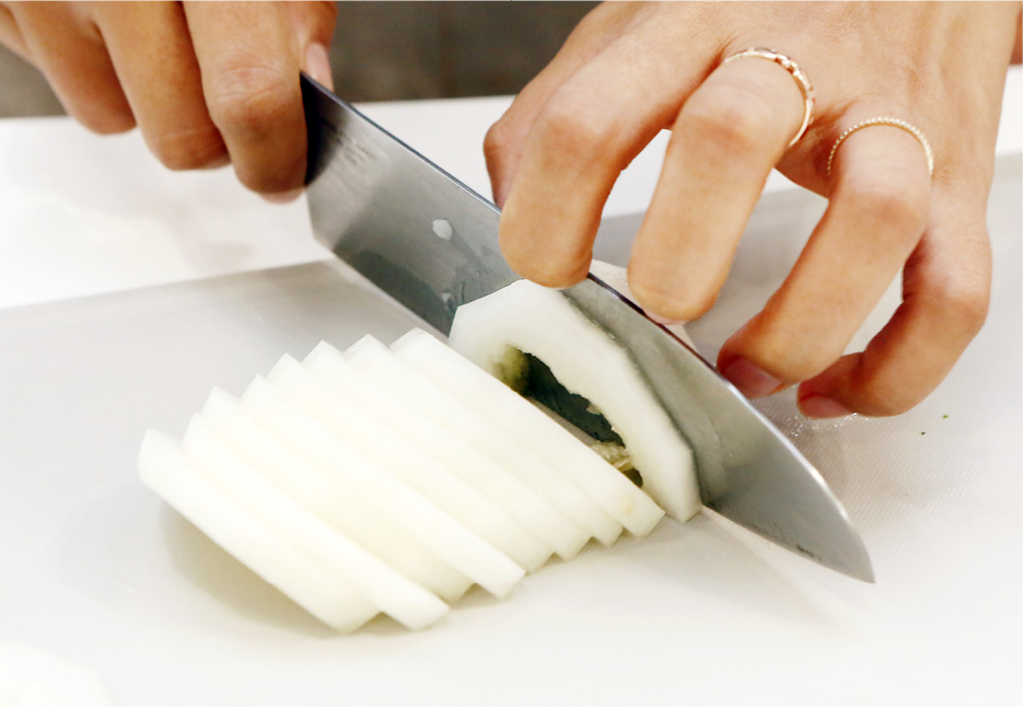 정확히 썰어내는 윤여진 선생님의 요리 솜씨