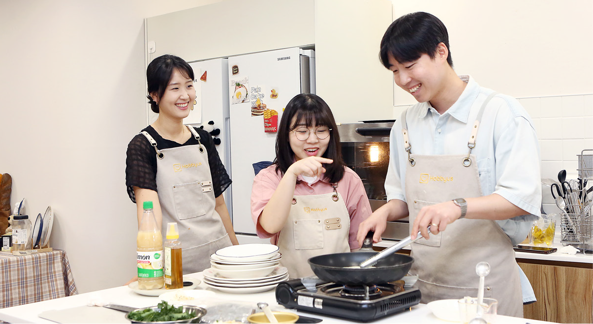 오징어를 굽는 유병림 과장을 응원하는 두 사람 