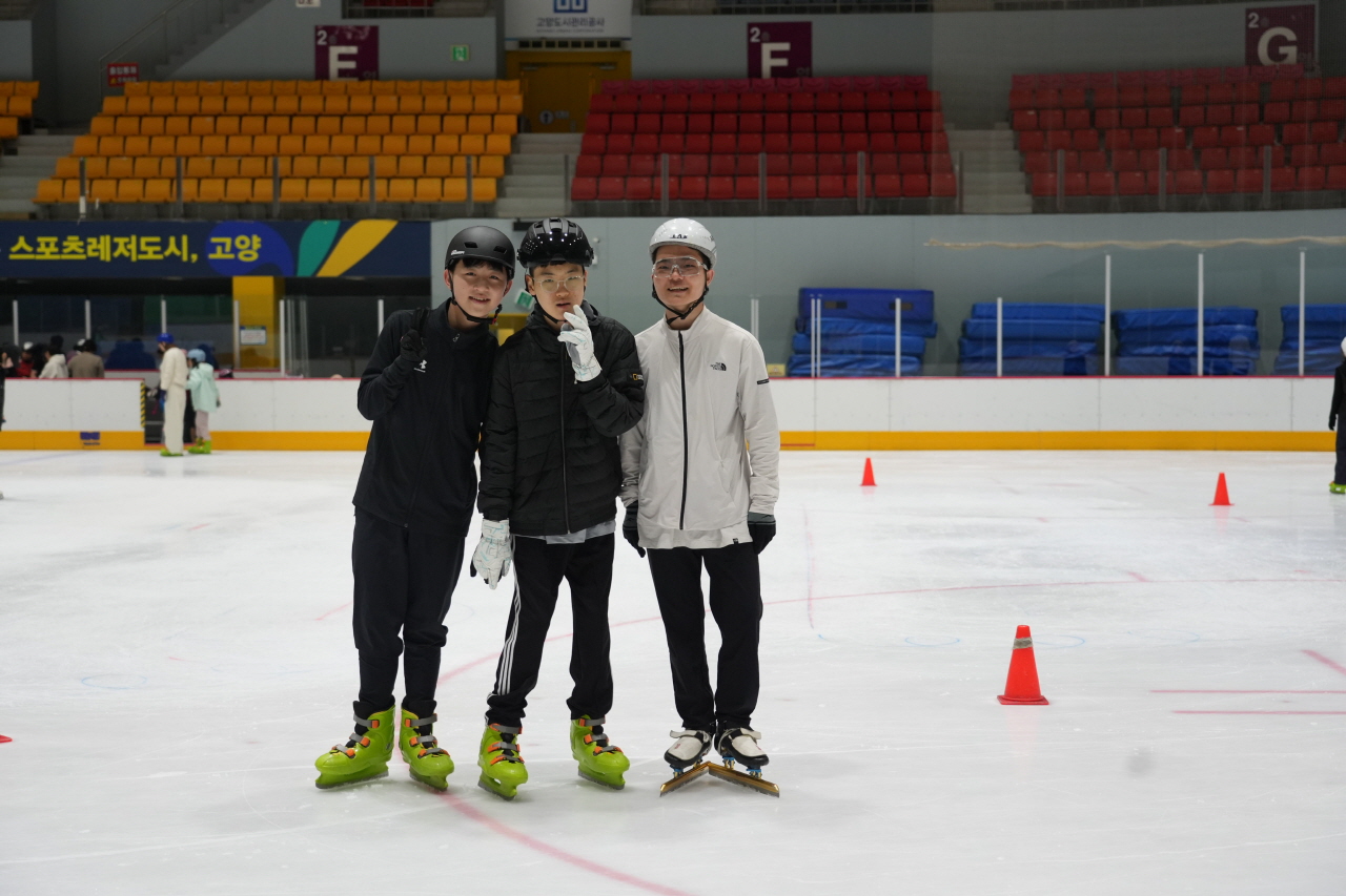 다트를 던지고 있는 영등포구 수다방 회원들