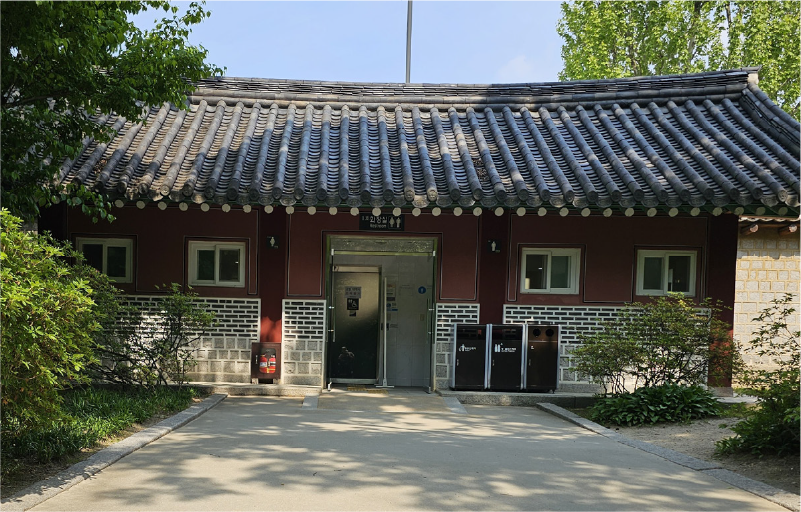 휠체어 사용자가 편리하게 이용할 수 있도록 넓은 공간을 갖춘 장애인 화장실