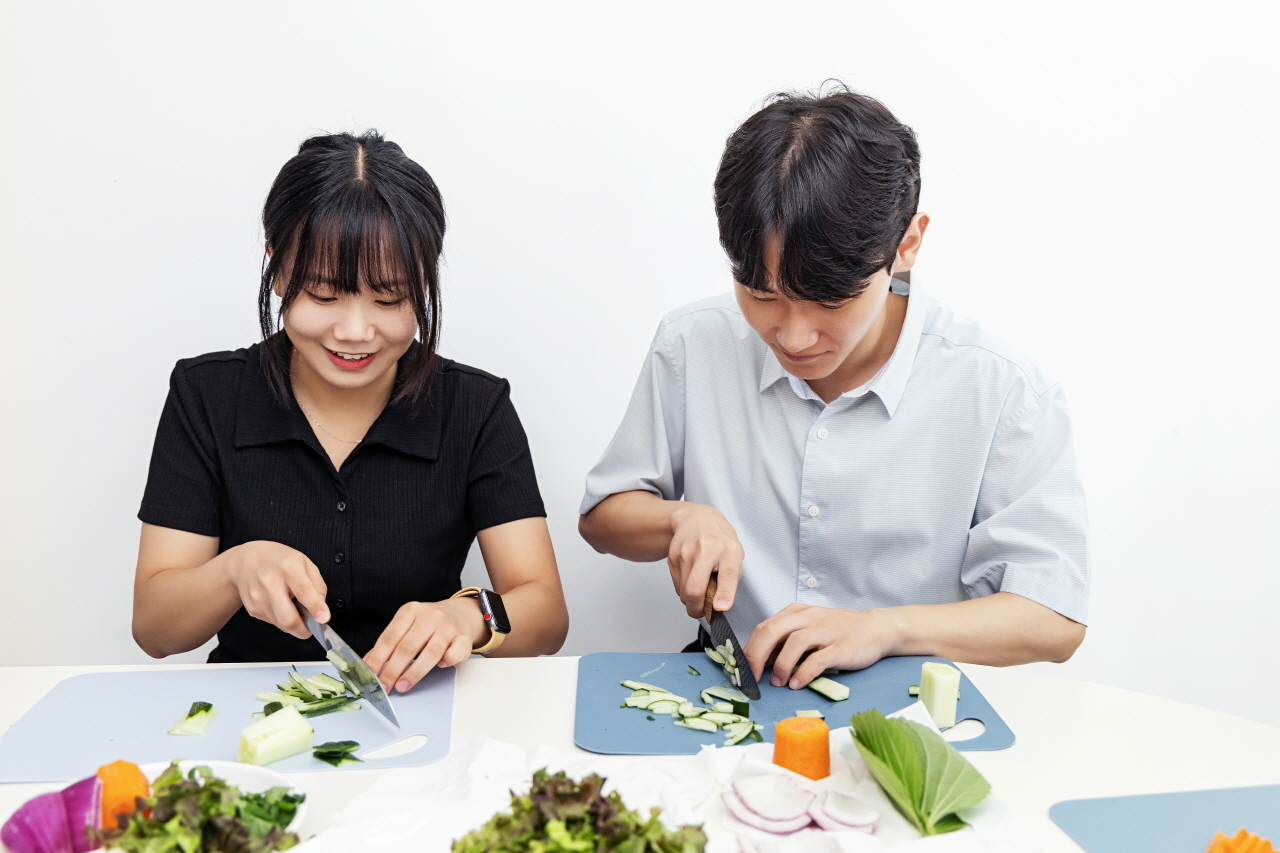 오이 써는 모습도 제각각인 최유진 주임과 김범수 주임