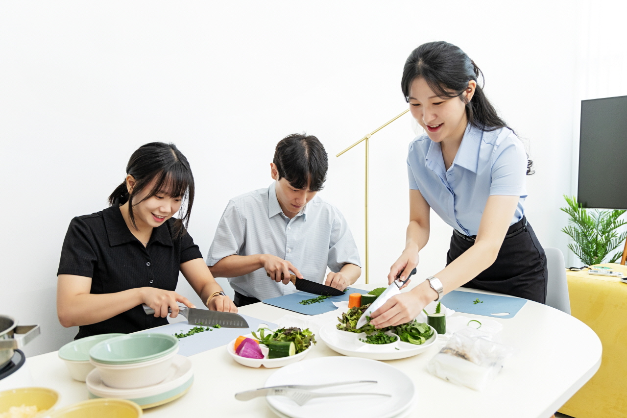 정성껏 재료를 준비하는 세 사람