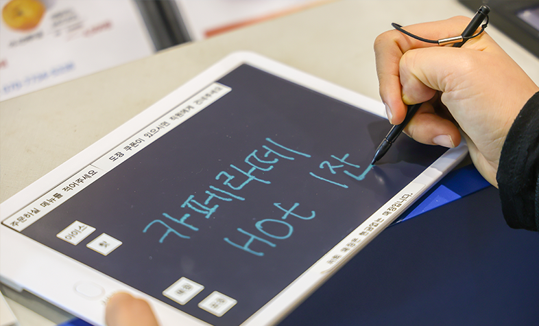 카페 이용자들은 태블릿에 주문 목록을 적어 청각장애인 직원에게 전달한다.