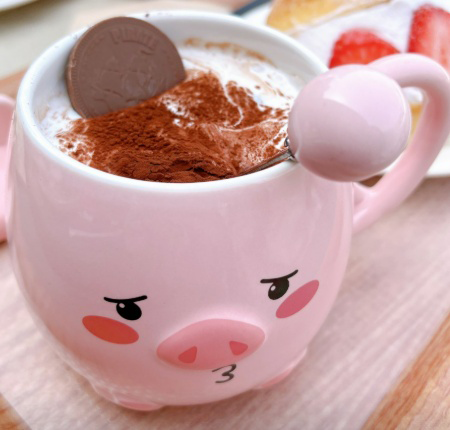 돼지저금통 모양 컵에 담아 제공하는 ‘초코라떼