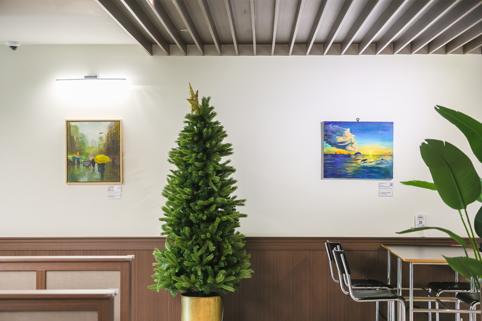 농인 미술 작가들의 작품이 전시된 카페 내부