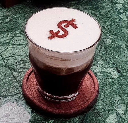 달러 모양의 크림을 얹은 ‘뱅크슈페너’