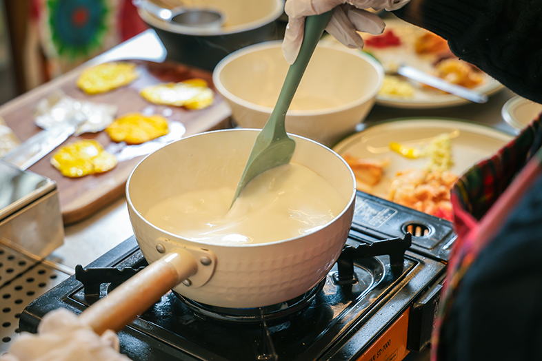 국물의 가장자리가 보글보글 끓기 시작하면 떡을 넣고, 국자 바닥으로 살살 풀어가며 3분 정도 더 끓인다. 