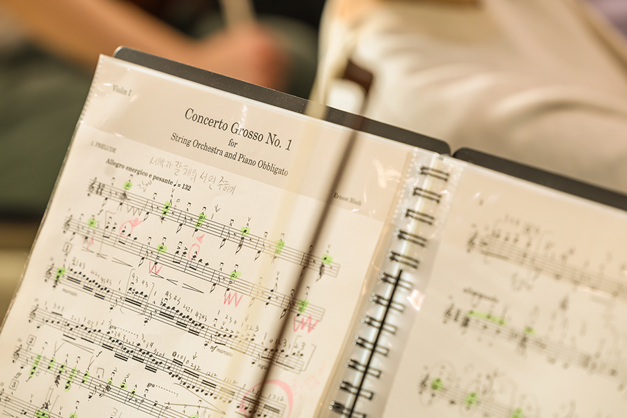 농인 미술 작가들의 작품이 전시된 카페 내부