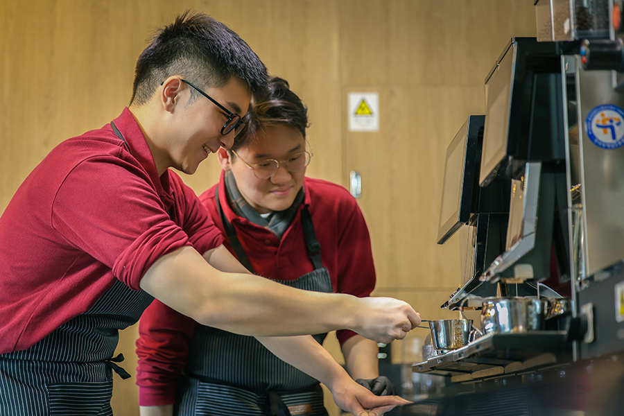 사랑방 같은 따뜻함이 돋보이는 카페 내부 인테리어