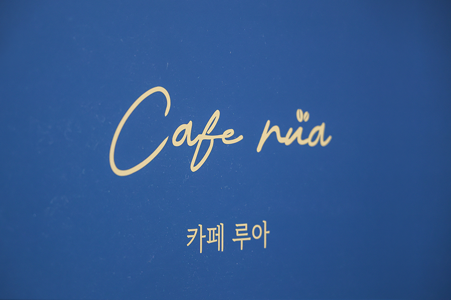 농인 미술 작가들의 작품이 전시된 카페 내부