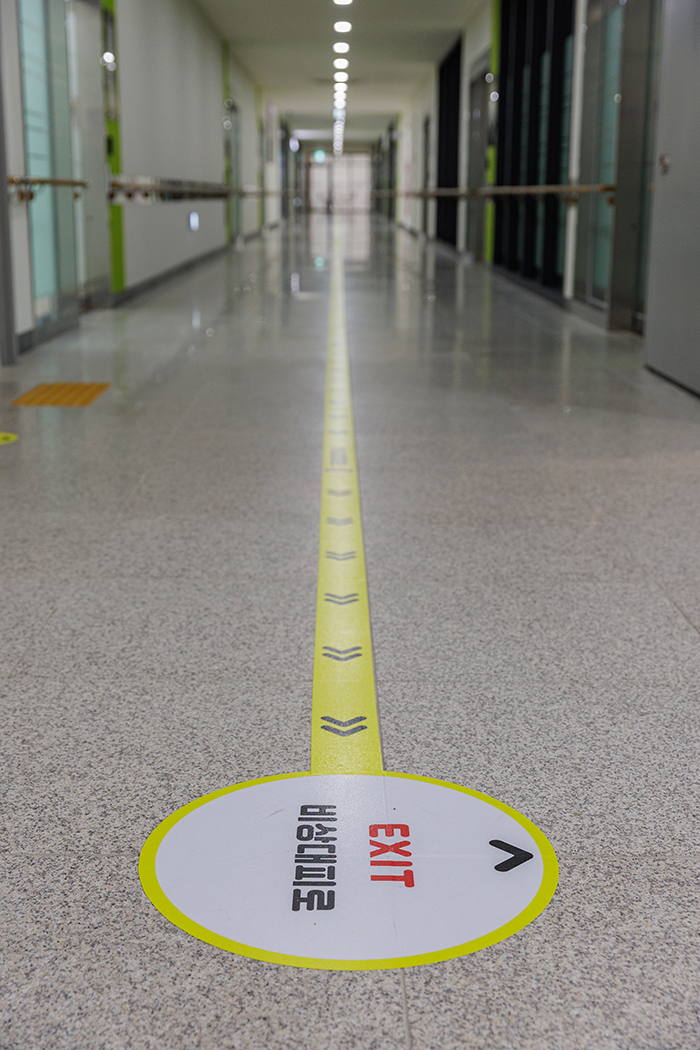 장애인 고려한 비상대피로 안내 표시