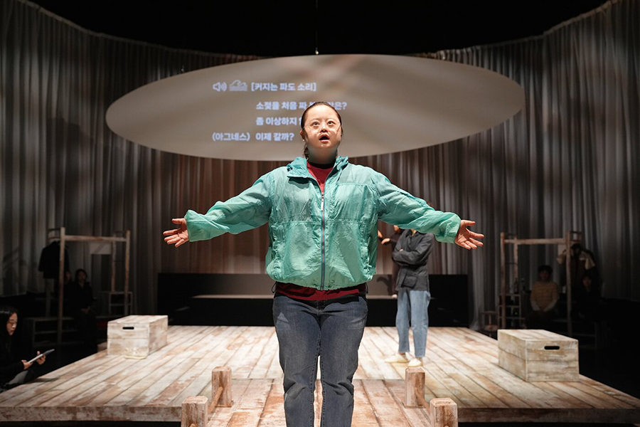 연극 〈젤리피쉬〉에서 켈리 역 배우 백지윤