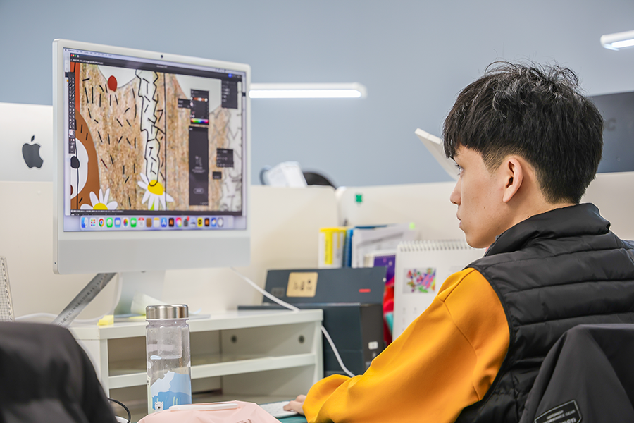 농인 미술 작가들의 작품이 전시된 카페 내부