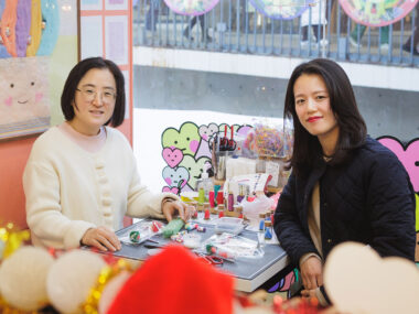 최은영 상담원 주임과 최윤희 상담원 주임이 정면을 바라보며 웃는 사진