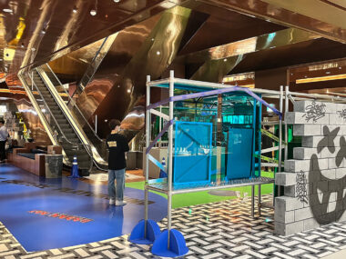 더현대서울의 모던하고 세련된 내부 모습이 담긴 사진