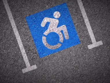 장애인용 주차공간에 장애인용 마크가 그려진 그림