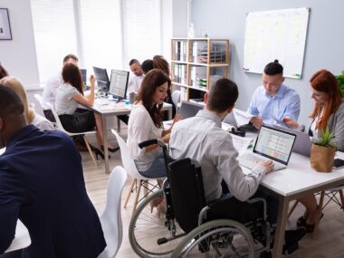 장애인과 비장애인이 함께 일하는 모습의 사진