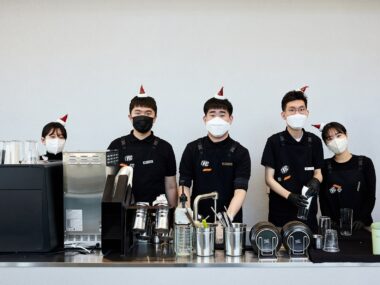 5명의 직원이 정면을 바라보는 단체 사진