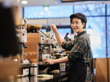 커피를 만들고 있는 권순미 점장의 모습