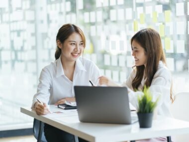 장애 근로자의 곁에서 부수적 업무를 지원하는 근로 지원인의 모습