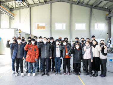 행복드림복지회 전직원이 모여 파이팅 하는 모습