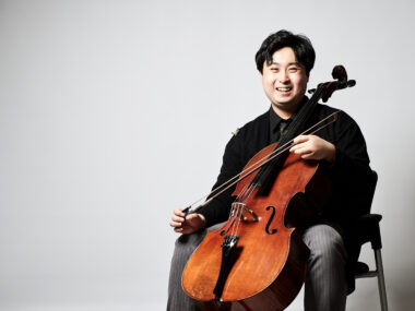 배범준 첼리스트가 바이올린을 손에 쥐고 환하게 웃는 사진