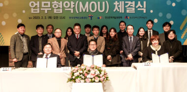 한국장애인고용공단, 한국문화예술위원회, 한국장애인문화예술원 3자 업무협약 체결식에서 여러명의 사람들이 사진을 찍은 모습