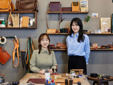 최희정 주임과 민희재 대리가 정면을 바라보며 웃는 사진