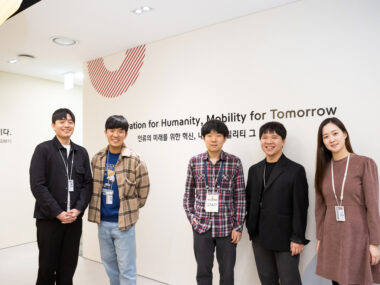 다섯 명의 현대모비스 직원들이 정면을 바라보며 미소를 짓고 있는 단체 사진