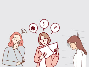 긴머리를 한 두 명의 여성과 단발머리를 한 여성이 고민에 잠겨있는 일러스트 이미지