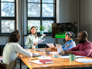 다섯 명의 사람들이 회의를 하고 있는 모습의 사진